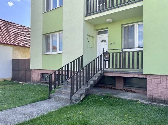 Veľký 5-izbový podpivničený rodinný dom v príjemnom prostredí pod Malými Karpatami, pozemok 2013 m2