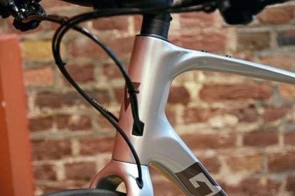 Touren-Räder – leicht & sportlich: Das Giant Fastroad AR Advanced 1 im Test
