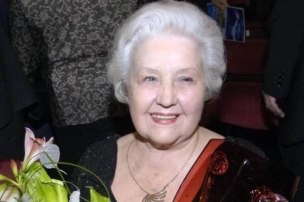 Vzpomínáte na starou chůvu princezny Jasněnky? Zamlada byla Antonie Hegerlíková nádherná žena. Podívejte!