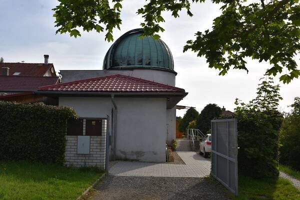 Mimořádná událost. Buřta z petřínské hvězdárny snesl do kopule ve Slaném jeřáb