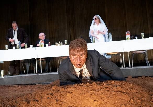 ‘Hamlet’ Review: A Dirt-Eating Danish Prince, Born to Be Wild - The New York Times