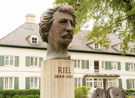 A statue of Louis Riel's head (labelled 