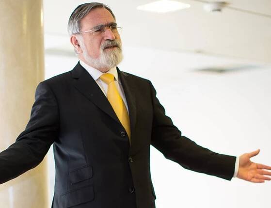 RABBI JONATHAN SACKS RAV ZAKS WORLD MIZRACHI OPEN ARMS YELLOW TIE SPEECH CHIEF RABBI LORD SACKS