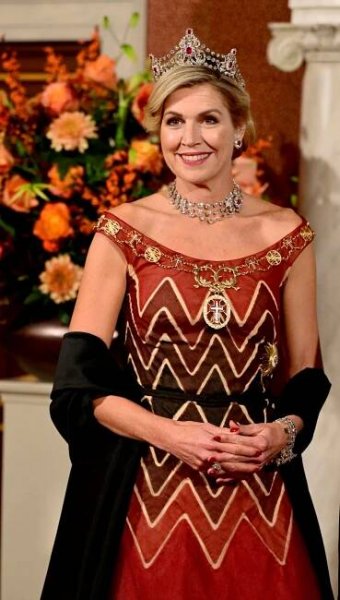 Wauw! Amalia is een echte sprookjesprinses in nieuwe galajurk - Modekoningin Máxima