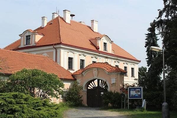 Soubor:ZÁMEK PANENSKÉ BŘEŽANY.JPG – Wikipedie