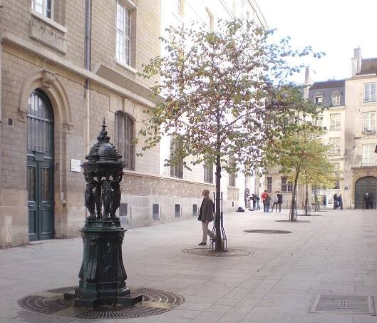 Soubor:PB180187 Paris IV allée des justes fontaine wallace reduct.JPG