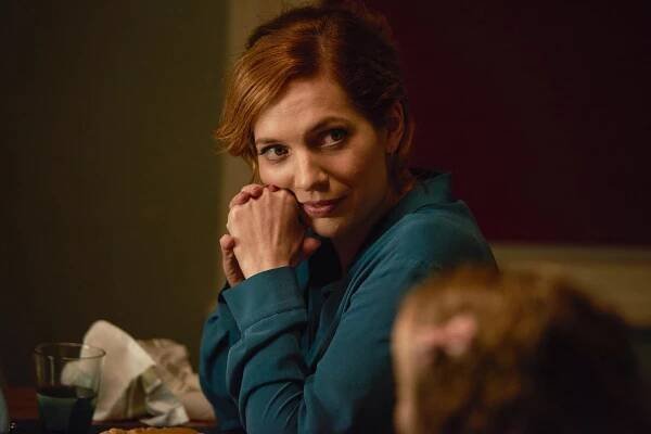 Humans - Epizoda 3 - Z filmu - Katherine Parkinson