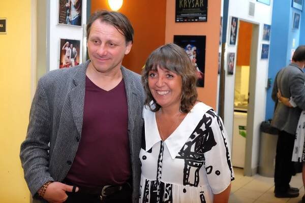 Barbora Hrzánová a Radek Holub v komedii Začínáme končit