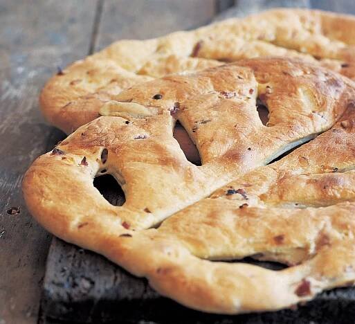 Fougasse s cibulí a slaninou