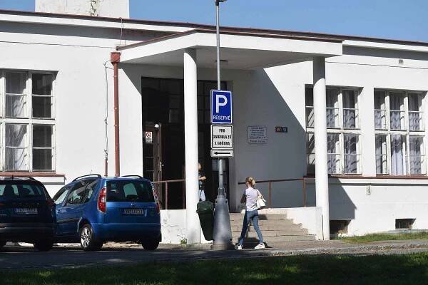 Část rodičů si raději začala děti ze školy vyzvedávat osobně.
