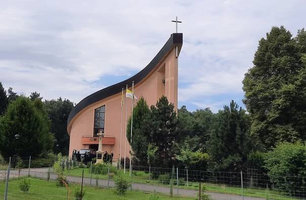 Druhý šikmý kostel je odsouzený k zániku. Na slavnějšího jmenovce nikdy nedosáhne