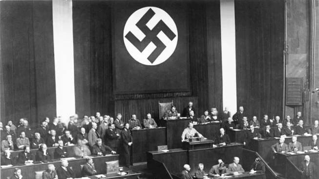 Hitler ovládl Němce Zmocňovacím zákonem, pomohl mu požár Říšského sněmu