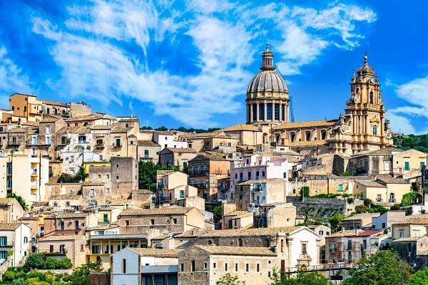Esence Sicílie | Delfín Travel