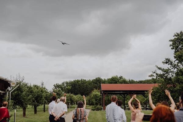 Letní svatba Ekofarma Sádky, Kunovice - Matouš Coufal svatební fotograf