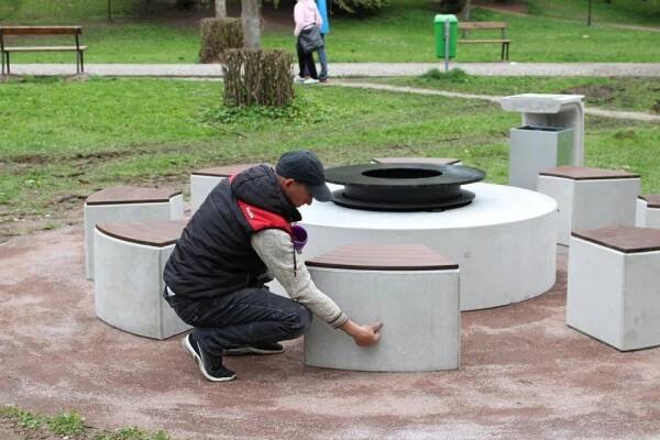 Dvůr Králové nad Labem má v parku nový veřejný gril s ohništěm