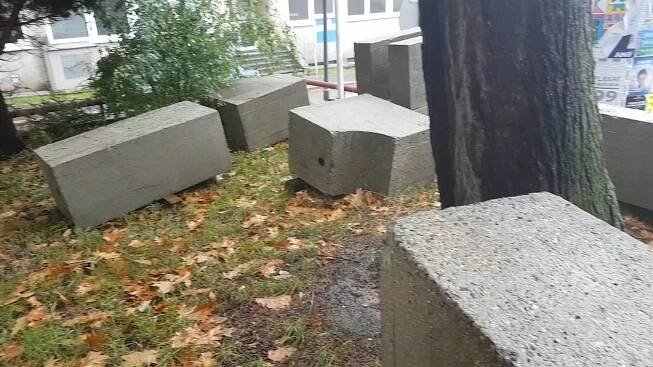 Památník slavného architekta ležel pod autem, teď se betonové kvádry vrátí