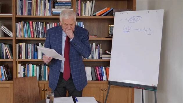 VIDEO: Nakažený Václav Klaus prokašlal svou poslední přednášku. Naštěstí byla online