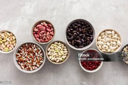 Různé druhy fazolí v miskách - Bez autorských poplatků Fazole Stock fotka