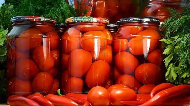 V zimě nekupuji rajčata v supermarketu, protože mám lepší způsob. Nakládám je do sklenic a připravuji marinádu - ikura.cz