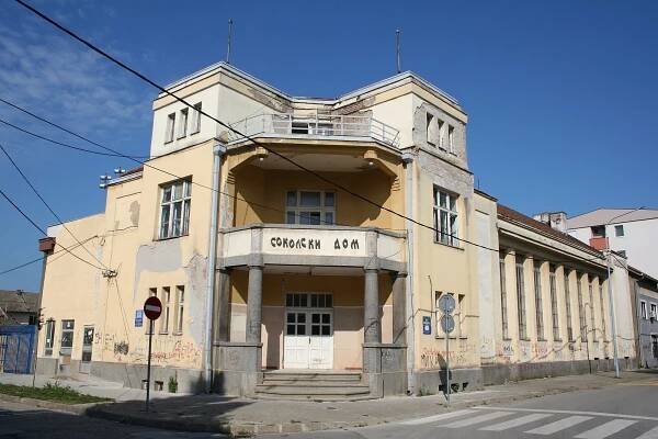 Soubor:Sokolski dom, Šabac 003.jpg – Wikipedie