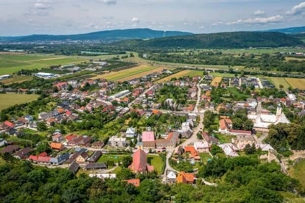 letecký snímek nad obcí beckov, okres nové mesto nad váhom, slovensko - trenčín - stock snímky, obrázky a fotky