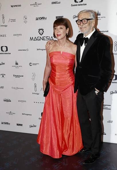 Andrea Bartošková dorazila do Varů ve stejných šatech jako před lety. Není vyloučena spojitost s manželem - galerie | Život