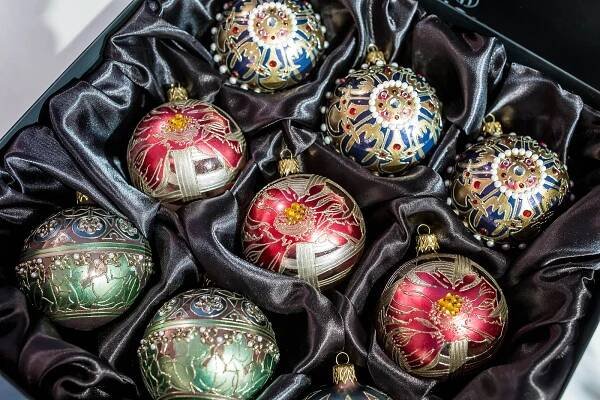 Taje vánočních ozdob: od ořechů k luxusu. Tradici dal vzniknout rajský strom