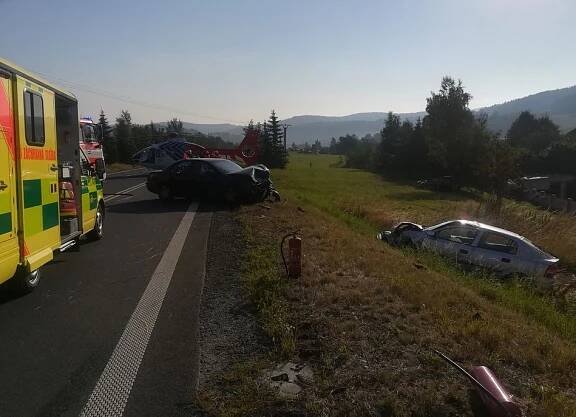 U Bruntálu se střetla auta, zraněný řidič byl transportován vrtulníkem, policie žádá svědky nehody - STA Bruntálsko