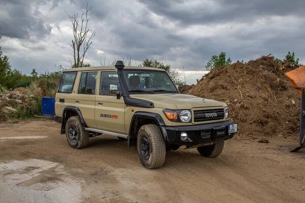 Nezmar, který dojede kamkoliv, i když je mu skoro padesát – Toyotu Land Cruiser J76 si stále můžete koupit jako novou!