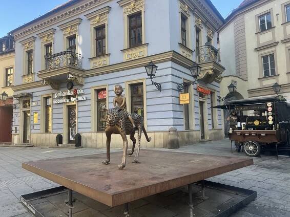 FOTO: Mauglí se v Brně prochází na šelmě. Šilingrovo náměstí zdobí nová socha