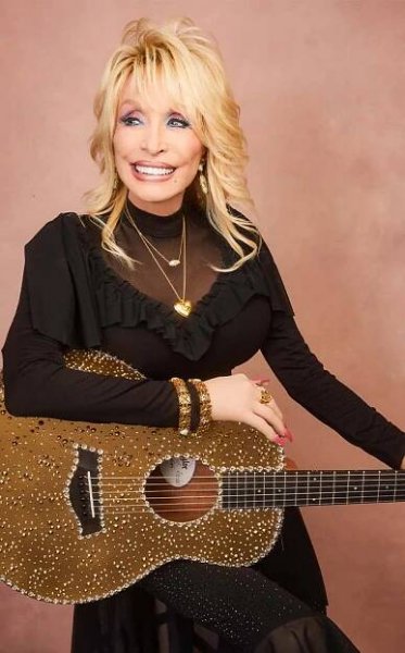 Dolly Parton x Kendra Scott