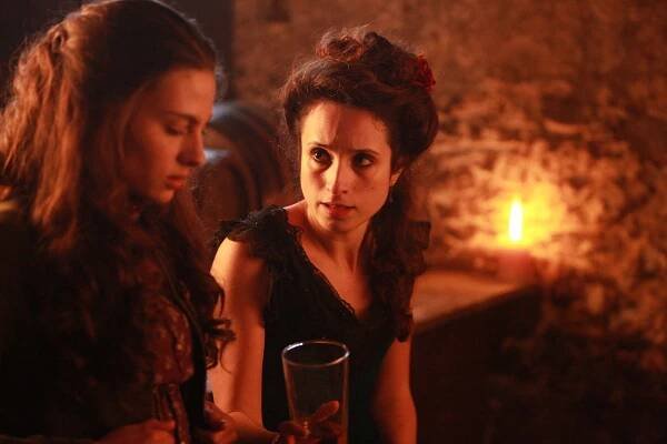 A Dangerous Fortune - Z filmu - Laura de Boer, Stephanie Stumph