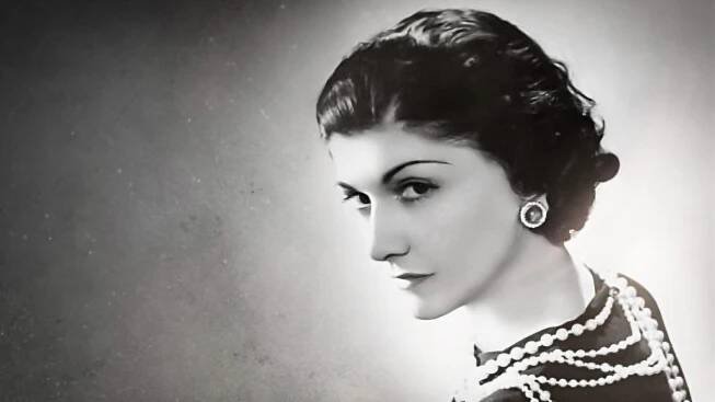 Diskuze: Coco Chanel byla módní ikonou, samotu ale zaháněla morfiem