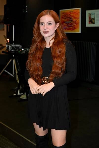 FOTO: Kateřina Bláhová si následně prsa zakryla vlasy. – stránka 146