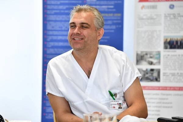 Hlubší problémy se spánkem sami nevyřešíte, ale spánkové laboratoře už praskají ve švech, varuje profesor...