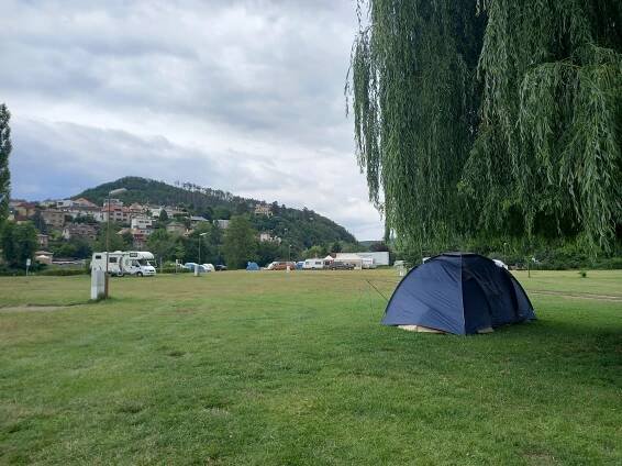 Letní sezona v kempech začíná pomaleji. Zájem ovlivňuje počasí i ceny