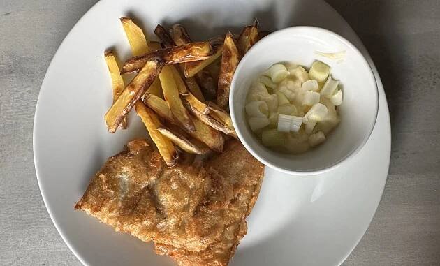 Fish and chips s domácí majonézou a hranolkami podle anglického receptu