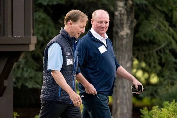 Berkshire’s Board Votes for Warren Buffett To Remain Chair, Make Greg Abel CEO at Year-End