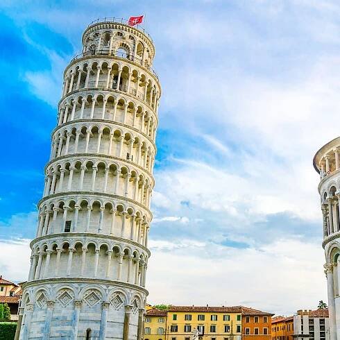 Der Schiefe Turm ist das Wahrzeichen der Stadt Pisa.