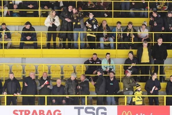 Fandové na 2. utkání předkola play off Litvínov - Třinec