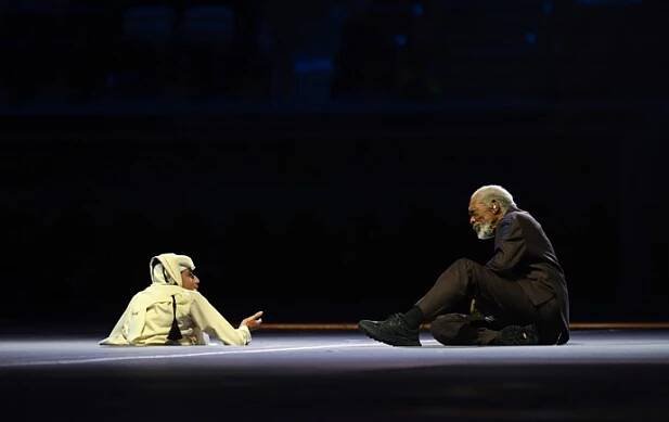 FOTO: Morgan Freeman ve chvíli, když se sehnul k jednomu z ambasadorů turnaje, jenž se narodil se vzácnou poruchou. Nemá totiž nohy.