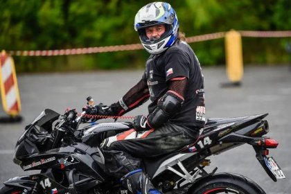 OBRAZEM: V Liberci závodili motorkáři ve stylu Moto Gymkhana