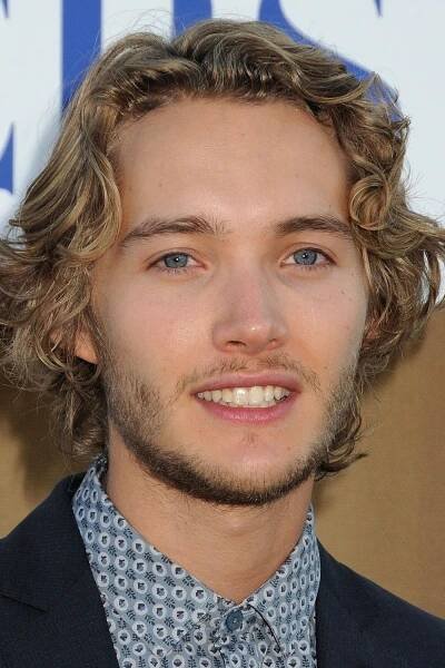 Toby Regbo herec