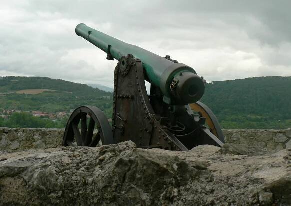 Neznámá historie měděnkou porostlého kanonu nad Trenčínem
