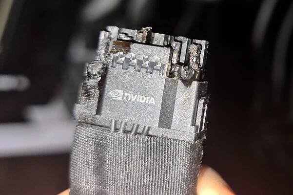 Zase se taví 12pinové konektory u GPU: Omyly zastánců i odpůrců - HWCooling.net