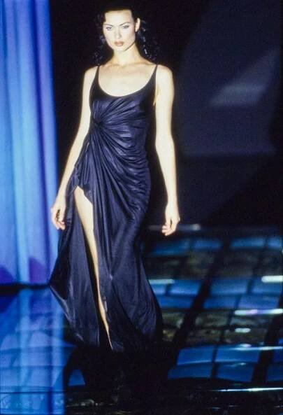 Shalom Harlow / Atelier Versace Runway Show S/S 1995 Versace 1997 Runway, Versace 1993 Runway, Versace 1999 Collection, Versace 1995 Collection, Shalom Harlow Versace 1995, Alena Shishkova, Shalom Harlow, Versace Runway, 90s Runway Fashion
