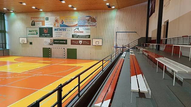 Tachov vylepšil tribunu haly, vyčištění světel na stadionu zvýší svítivost
