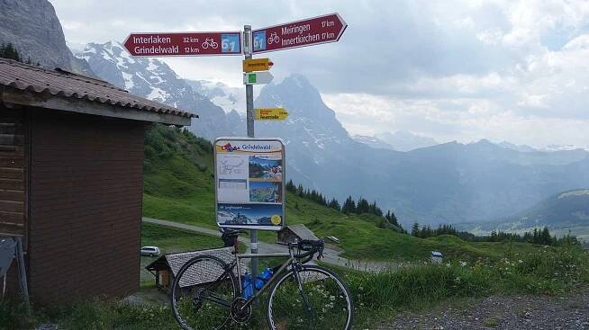 Singh on top of the Grosse Scheidegg. Grindewald this way, Innerkerchen that way.