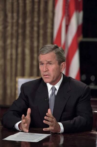 George W. Bush promlouvá k Američanům z Oválné pracovny v Bílém domě.
