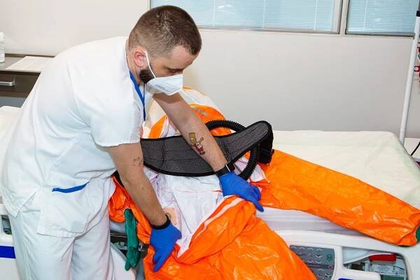 Oblek připomíná skafandr kosmonautů. Před novináři si jej oblékl zdravotní bratr Jan Sedláček.
